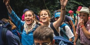 Młodzi kontra starsi: Spór o przyszłość katolicyzmu i powrót do korzeni we Francji