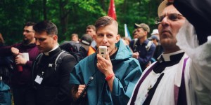 Nie narzekać, tylko śpiewać! Poranna relacja z pielgrzymki Paryż–Chartres