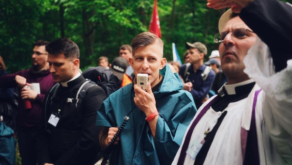 Corner Item Image - Nie narzekać, tylko śpiewać! Poranna relacja z pielgrzymki Paryż–Chartres