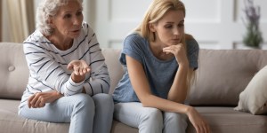 Jak przerwać grę w obwinianie? Gdy dorosłe dziecko wciąż zrzuca winę na ciebie