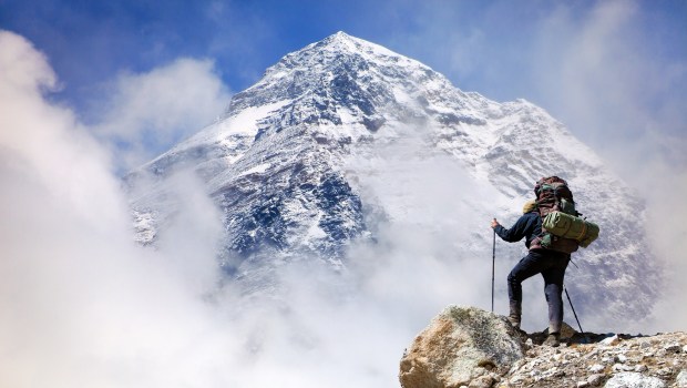 Himalaista patrzy na Mount Everest