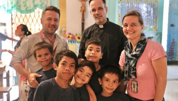 Corner Item Image - On był winiarzem, ona pedagogiem. Dziś ratują dzieci ulicy na Filipinach