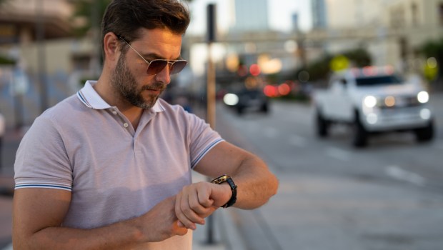 UN HOMME RICHE REGARDE SA MONTRE