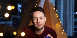 Ten słoweński teledysk o małżeństwie podbija serca! Poznaj Alexa Volasko