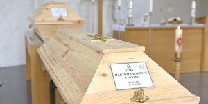 Wzruszający pogrzeb w Krakowie. Pochowano 306 dzieci, które nie zdążyły się urodzić – relacja