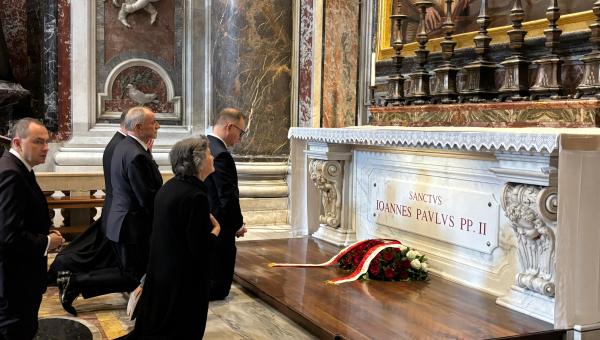 Corner Item Image - Prezydent Duda u papieża Leona XIV – wzruszająca chwila na grobie Jana Pawła II!