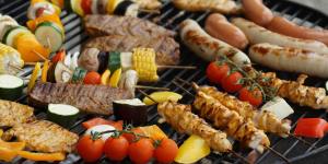 Grill z rodziną – produkty, które podkręcą smak letnich spotkań