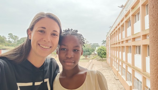 Ema Verdinek in deklica Teresa iz Mozambika