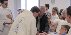 Znany francuski aktor Gad Elmaleh jako wolontariusz w Lourdes