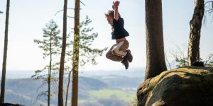 Pozwól dziecku się przewrócić! Ryzykowne zabawy i ich zalety