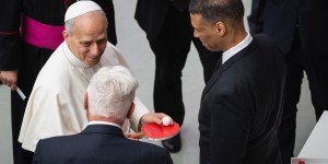 Z Chicago do Watykanu: biały stół tenisowy dla Leona XIV