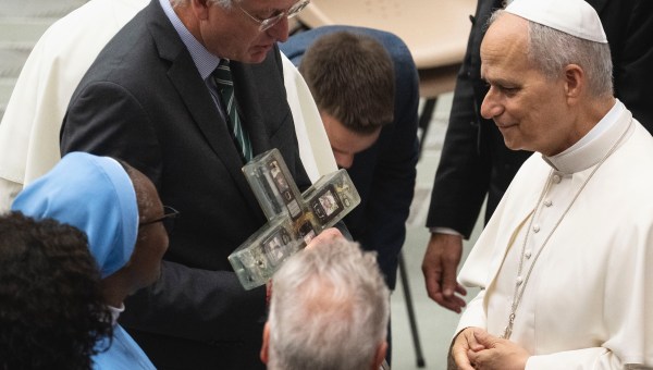 cross-smartphones-pope-leo-xiv-audience-paulvi-hall