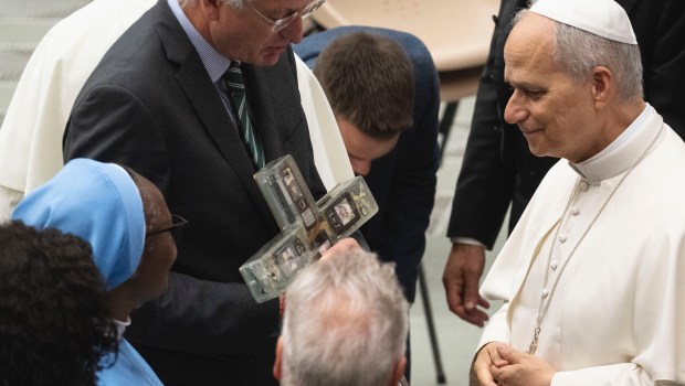 cross-smartphones-pope-leo-xiv-audience-paulvi-hall
