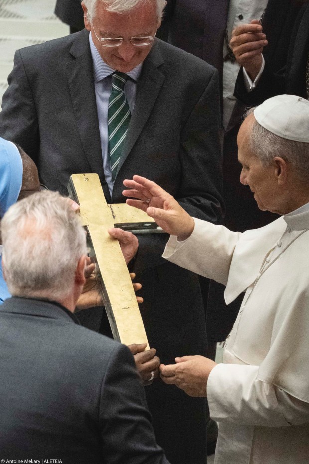 cross-smartphones-pope-leo-xiv-audience-paulvi-hall