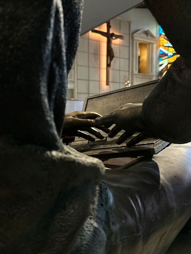 carlo acutis escultura en españa sebastian-Sanchez