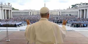 Leon XIV: Chrystus nie wchodzi w mroczne rzeczywistości, by osądzać, ale wyzwalać