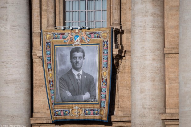 tapestry-portrait-blessed-carlo-acutis-blessed-pier-giorgio-frassati-canonization-st.-peter's-basilica-vatican