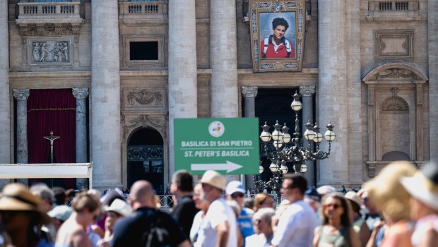 tapestry-portrait-blessed-carlo-acutis-blessed-pier-giorgio-frassati-canonization-st.-peters-basilica-vatican