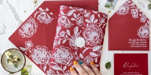 Kiedy zamówić zaproszenia ślubne i jak je poprawnie wysłać? Kompletny harmonogram dla Pary Młodej