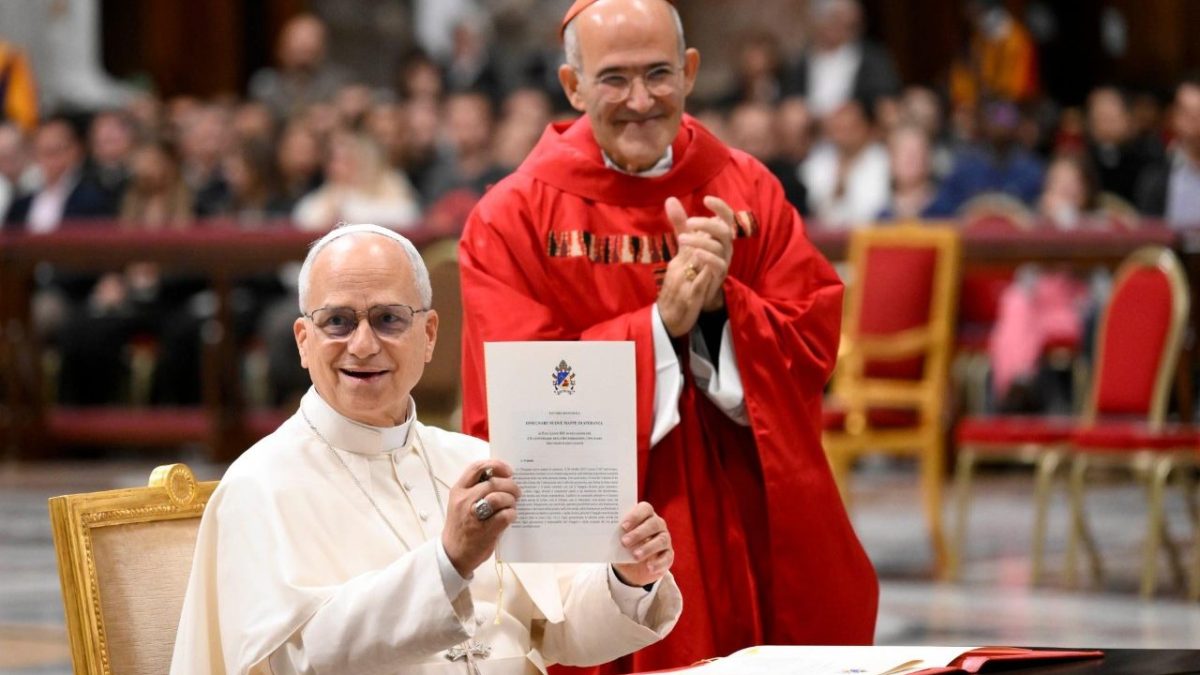 Ojciec-Swiety-podpisal-List-Apostolski.jpeg