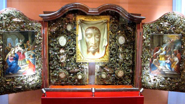 Ołtarz podróżny polskiego biskupa z XVIII wieku z relikwiami świętych
