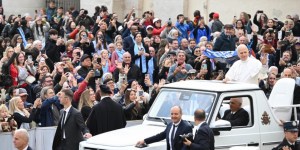 Papież Leon: Zmartwychwstanie to eksplozja życia i radości, która odmienia sens rzeczywistości