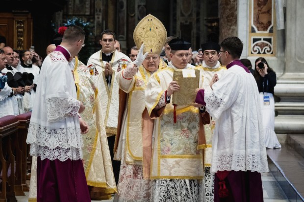 cardinal-raymond-burke-celebratessolemn-pontifical-traditional-latin-mass