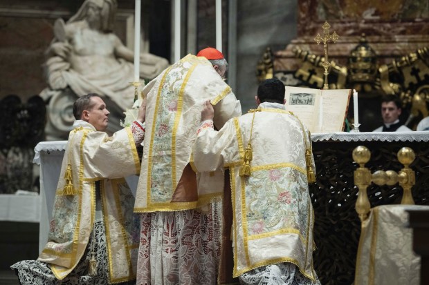 cardinal-raymond-burke-celebratessolemn-pontifical-traditional-latin-mass