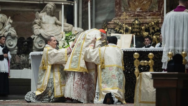 cardinal-raymond-burke-celebratessolemn-pontifical-traditional-latin-mass