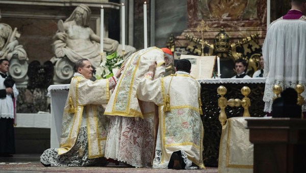 cardinal-raymond-burke-celebratessolemn-pontifical-traditional-latin-mass