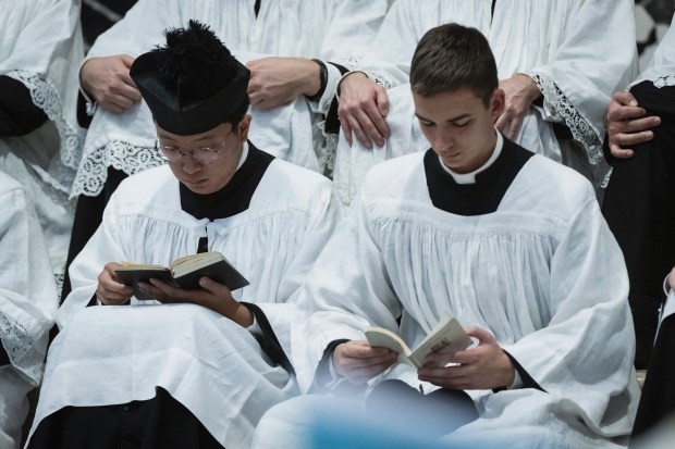 cardinal-raymond-burke-celebratessolemn-pontifical-traditional-latin-mass