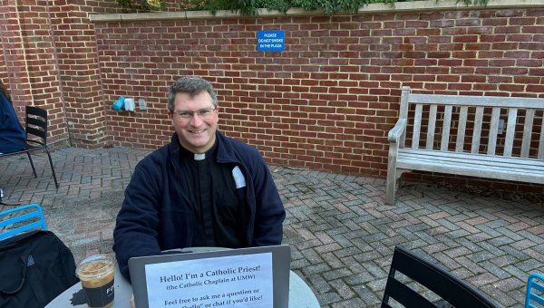 Corner Item Image - Widzisz napis „Cześć! Jestem katolickim księdzem!”, przysiadasz się?