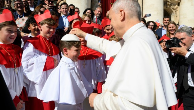 ope-leo-xiv-zuchetto-child-vatican-media