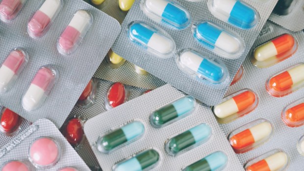 Stos lekarstw w blistrach