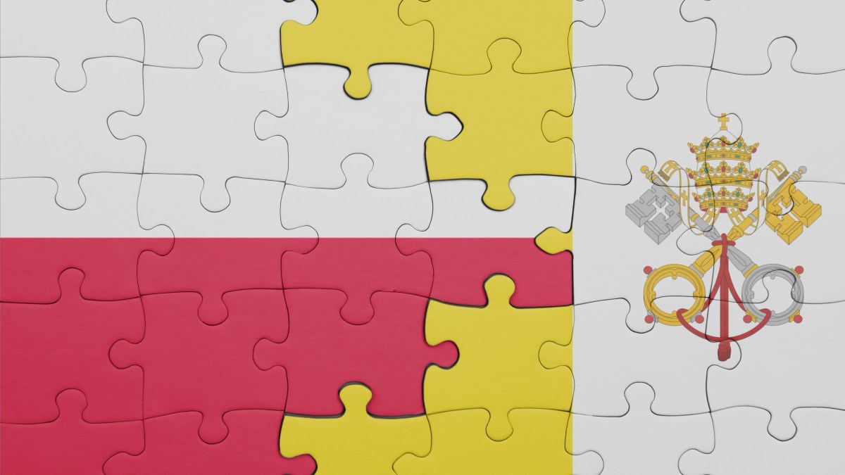 Puzzle: flaga Polski łączy się z flagą Watykanu