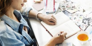 „Długopis wygrywa z klawiaturą”. Jak odręczne pisanie chroni mózg?