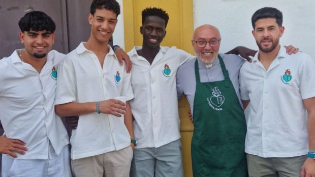 sacerdote Miuel con jóvenes