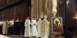 Matka wróciła do Notre-Dame. Polacy śpiewali „Ciebie Boga wysławiamy” w sercu Paryża