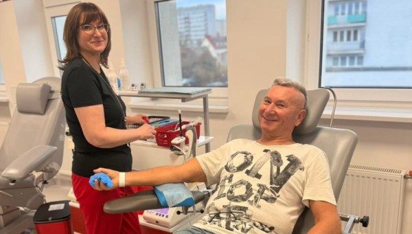 Corner Item Image - Przez 50 lat oddał ponad 200 litrów krwi! Rekordzista po raz ostatni na fotelu dawcy