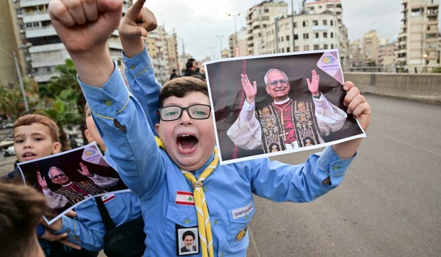 Corner Hero Image - Konie, tańce, spektakle… Libańczycy świętują wizytę Leona XIV w strugach deszczu [reportaż]