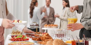 Rozmowa, jedzenie i modlitwa. Jak zorganizować śniadanie modlitewne?