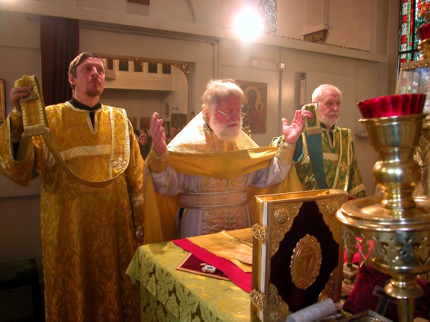 Celebrans wznoszący modlitwę eucharystyczną w rycie bizantyjskim, Cerkiew Opieki Matki Bożej, Düsseldorf