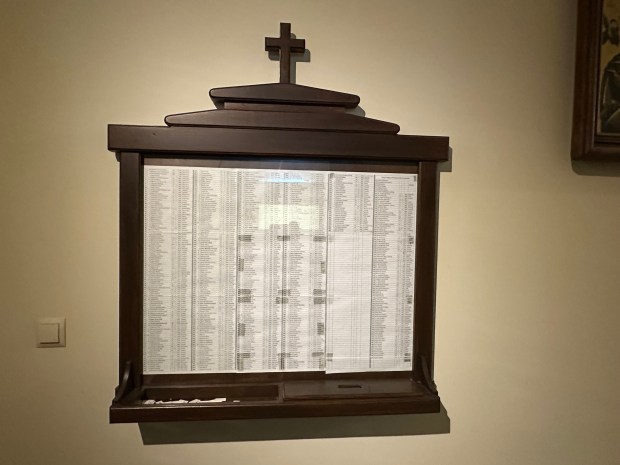 Tablica z nazwiskami zmarłych redemptorystów z numerkami do losowania – dom zakonny w Tuchowie