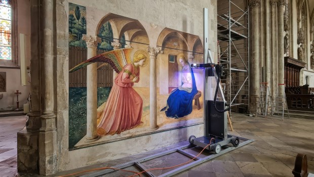 Druk_na_scianie_w_kosciele