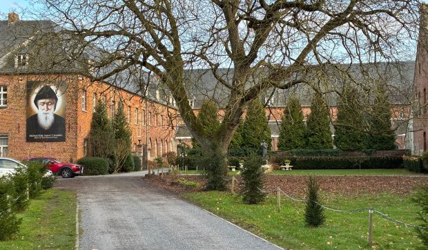 Corner Hero Image - Nieoczekiwane oddziaływanie klasztoru św. Szarbela [reportaż z Belgii]
