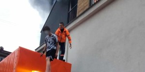 12-latek zwisał z okna płonącego budynku. Pracownik MPO ruszył na ratunek