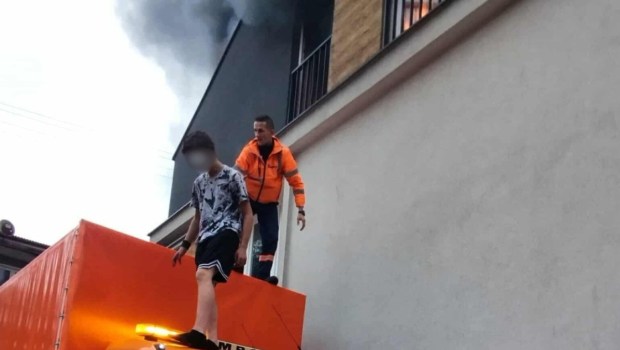 Pracownik MPO Kraków ratuje nastolatka z płonącego budynku