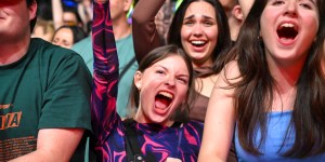 Czy popowe hymny o ‘girl power’ naprawdę wspierają dziewczyny? Katolicki rodzic wobec playlist 2025 roku