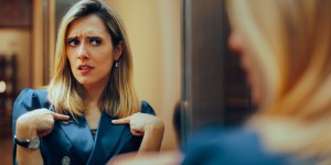 Masz w głowie głos, który cię krytykuje? To nie on jest problemem