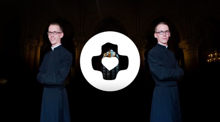 Księża bliźniacy ewangelizują w sieci. Projekt „Oto idę”